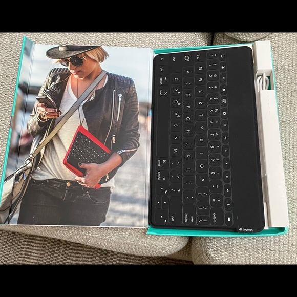 Logitech Keys to go NWT Use on iPhone,iPad and Apple TV - Picture 2 of 5